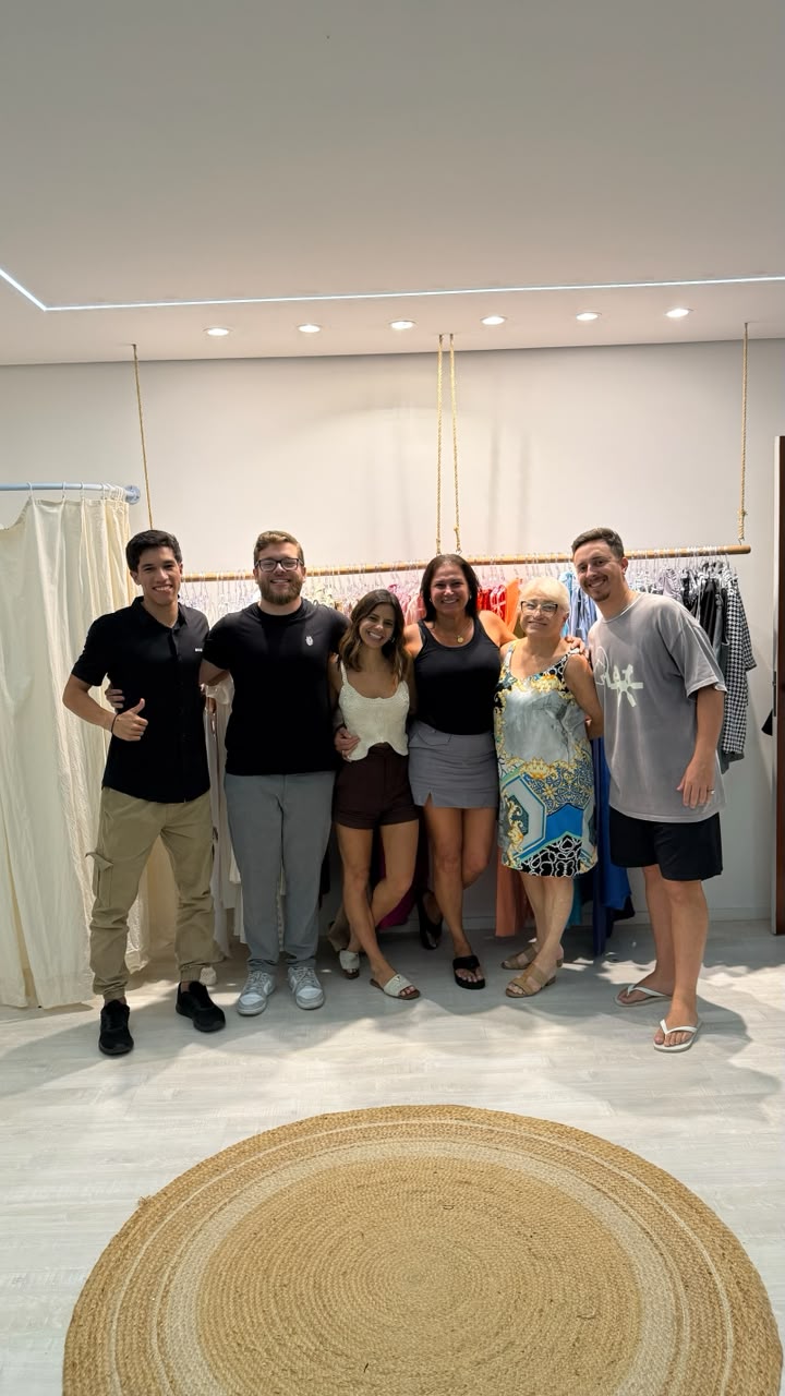 Time da Parraga Media com a equipe da Bloom Brand dentro da loja da marca