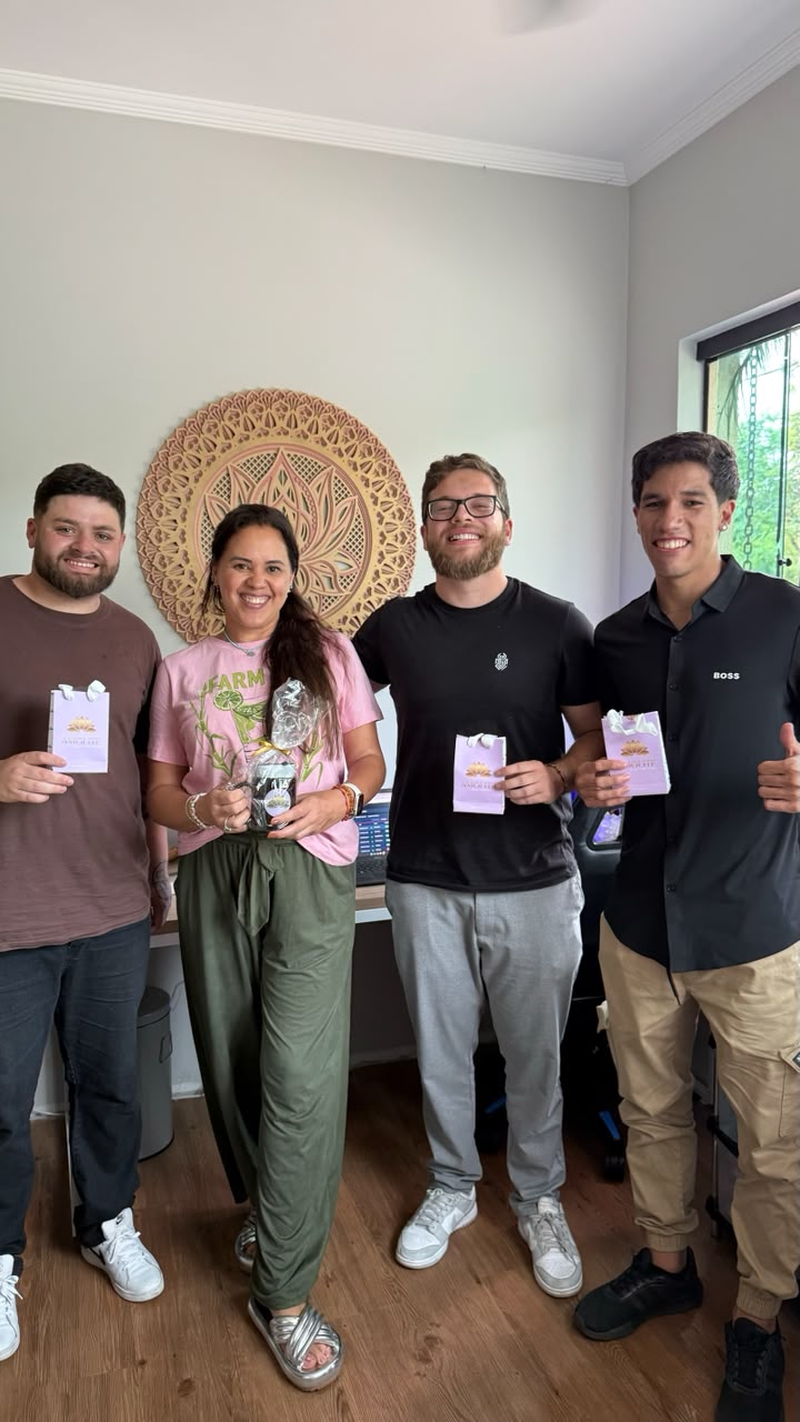 Vítor Parraga com a dona da Amolite, que segura os brindes da marca