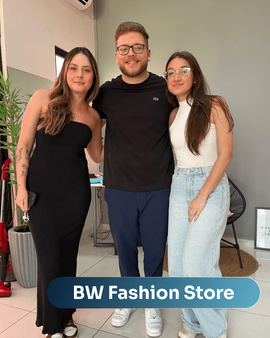 Vítor Parraga com as donas da BW Fashion Store na loja