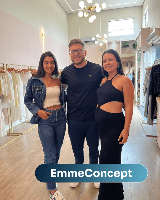 Vítor Parraga com as donas da EmmeConcept dentro da loja de roupas