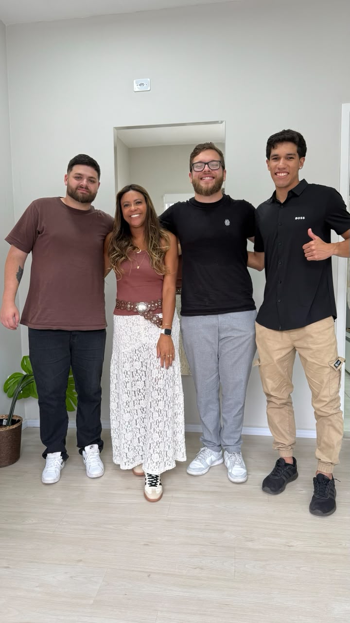 Vítor Parraga com o time e a dona da Regina Store dentro da loja