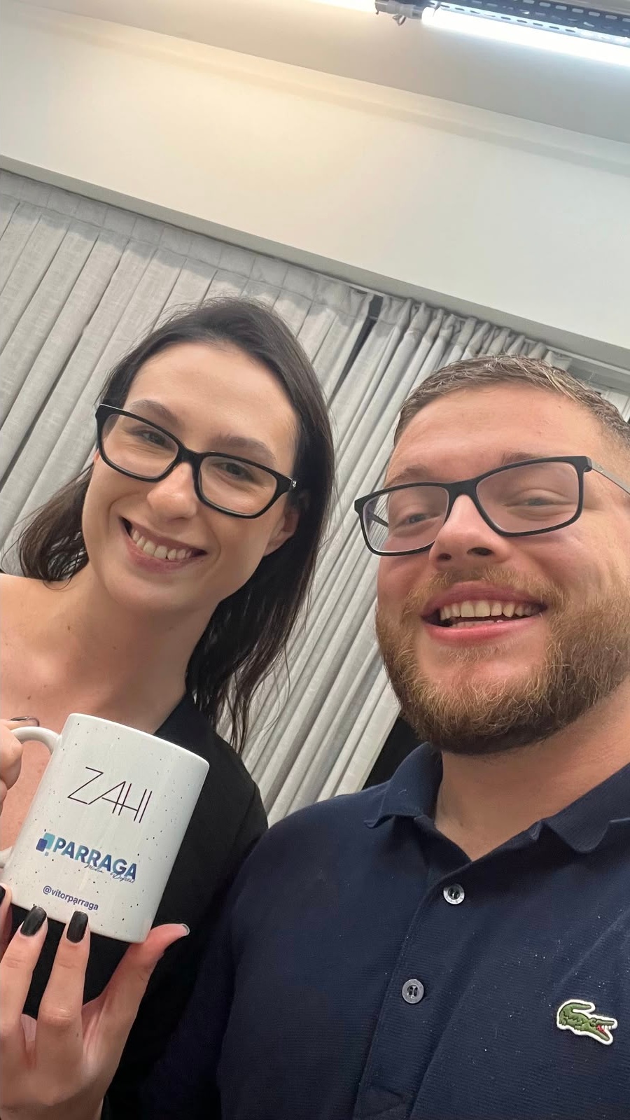 Vítor Parraga com a dona da Zahi Dress, que segura a caneca da Parraga