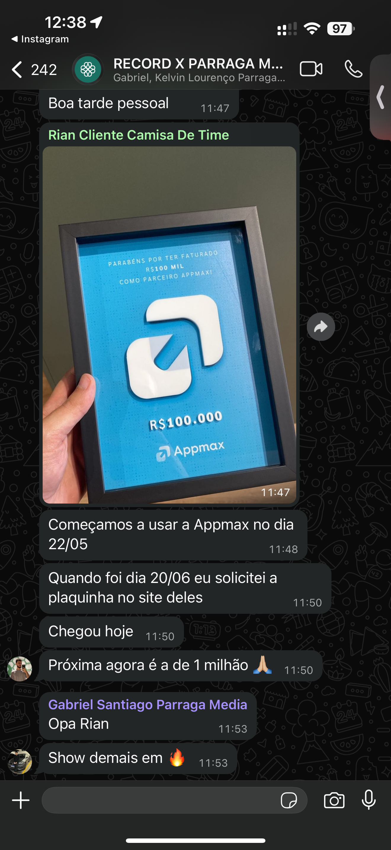 Cliente da Record Sports segura a placa de R$100.000 faturados e escreve: próxima agora é a de 1 milhão