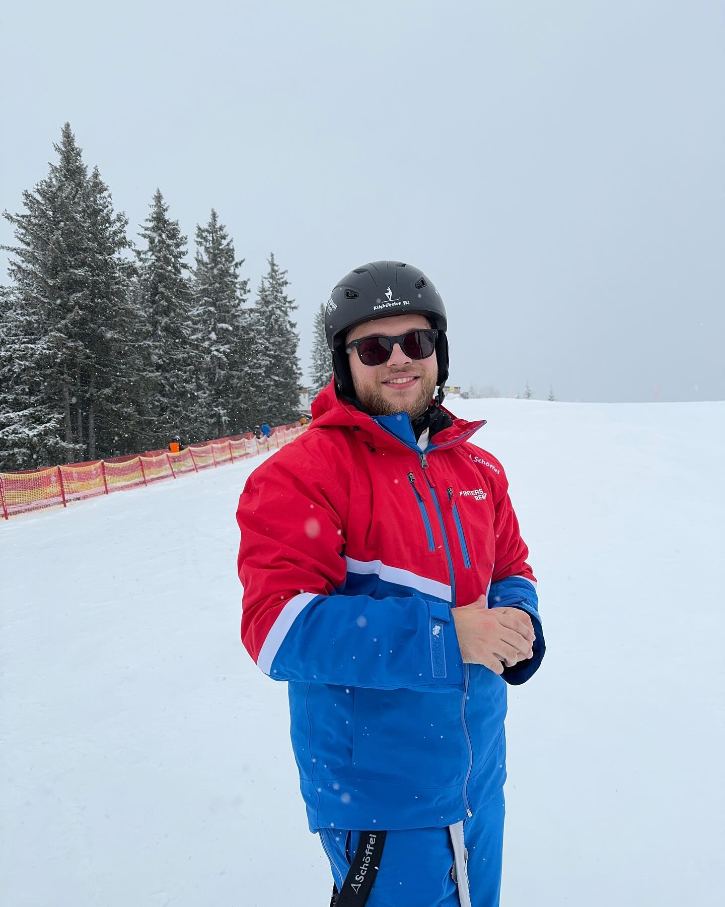 Vítor Parraga esquiando na neve